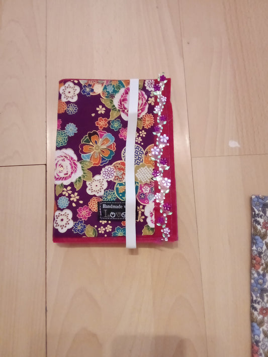 Buchhülle 16x21 cm – Lila, aus Filz & Baumwolle