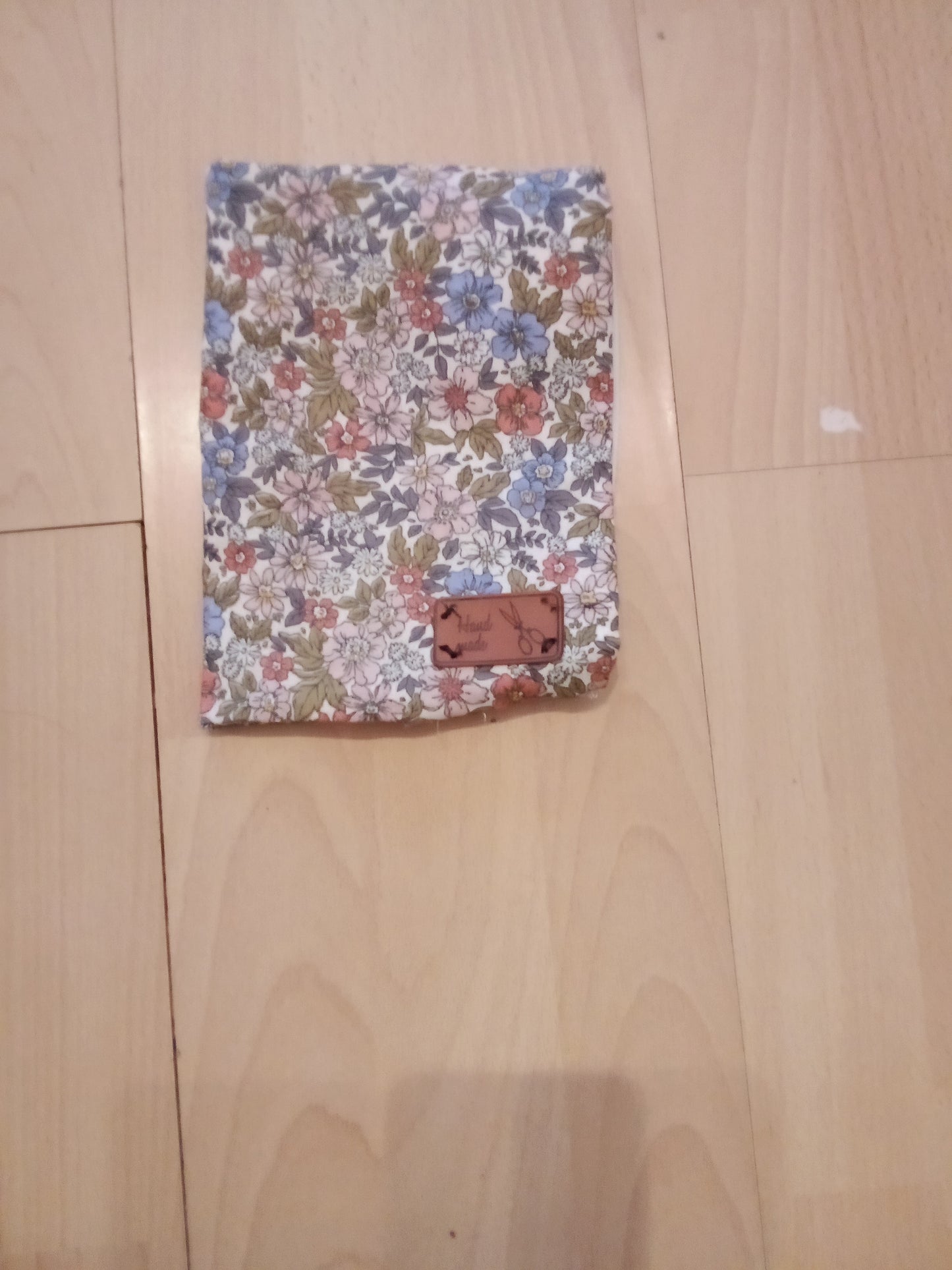 Buchhülle 15x20 cm – Blumenmuster, handgemacht & stilvoll