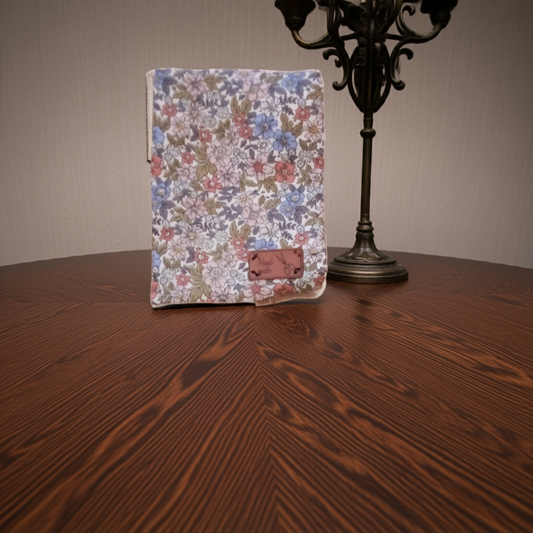 Buchhülle 15x20 cm – Blumenmuster, handgemacht & stilvoll